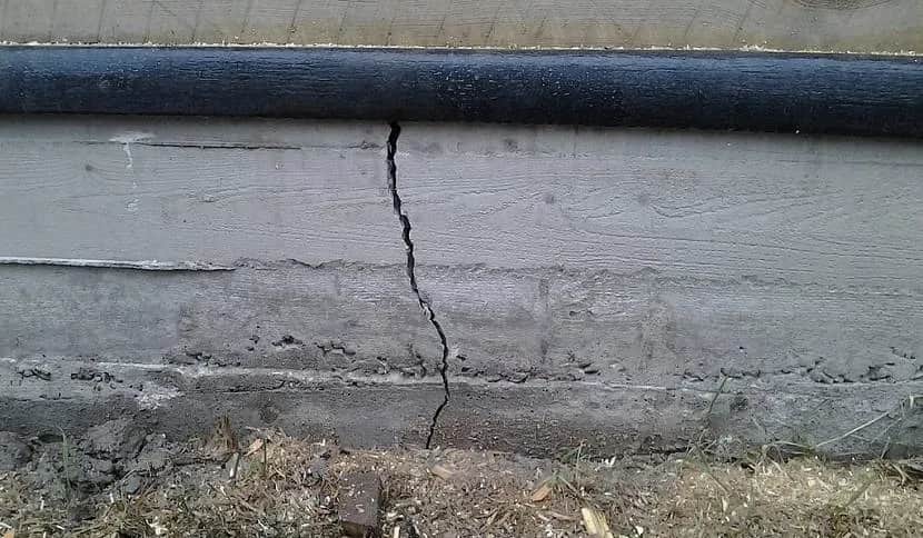 Jak długo trzymać beton w szalunku, aby uniknąć pęknięć?