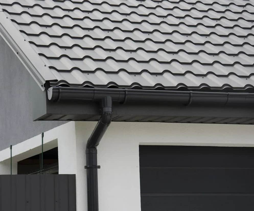 Dach antracyt – elegancki wybór, który unika blaknięcia i brudu