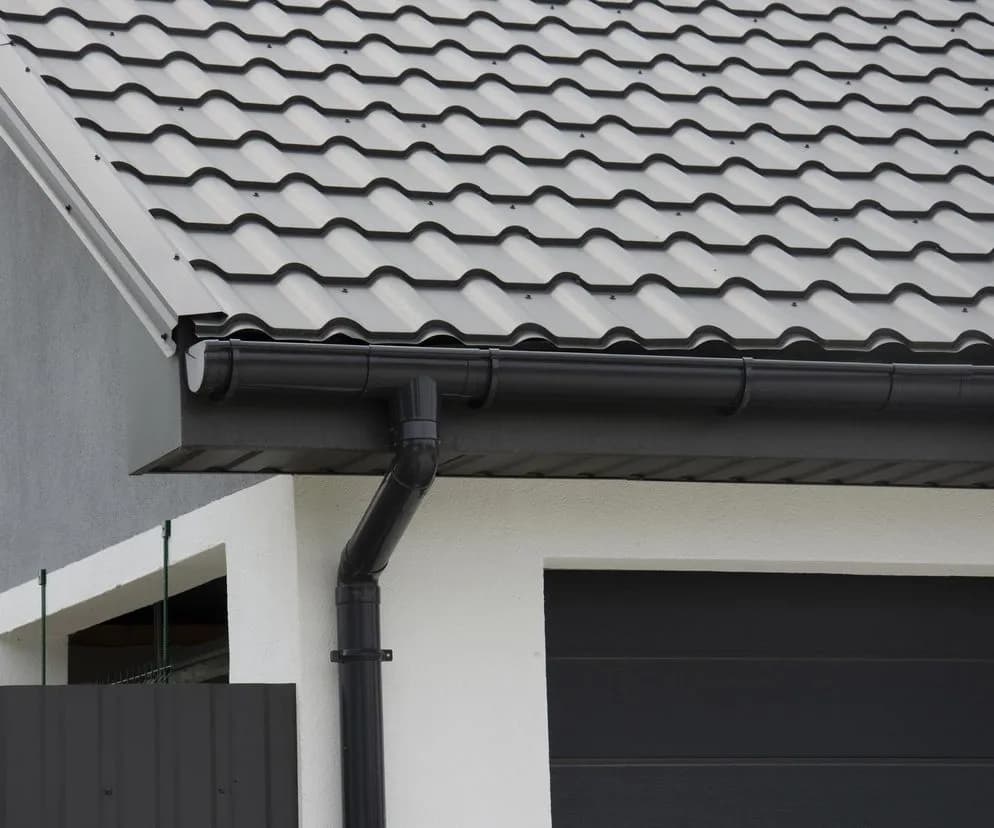 Dach antracyt – elegancki wybór, który unika blaknięcia i brudu