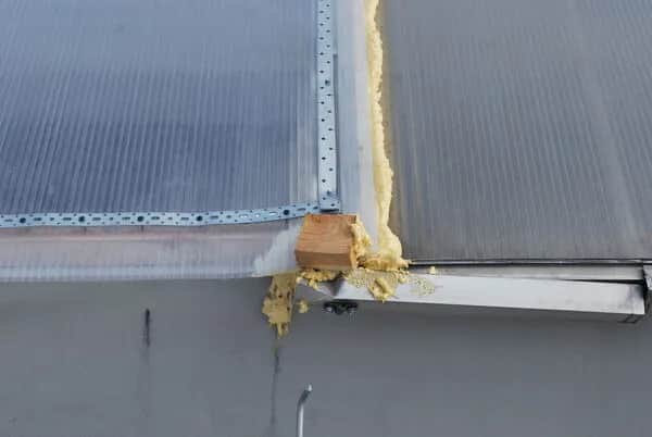 Jak zamontować daszek z poliwęglanu - uniknij najczęstszych błędów