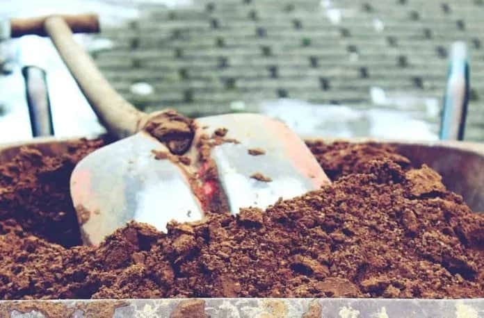 Ile piasku wchodzi do taczki? Sprawdź, ile możesz przewieźć